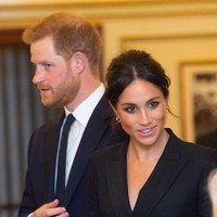 Untuk urusan makeup, Meghan tampil natural dengan riasan minimalis. Sementara itu, hair-do yang bergaya messy bun ikut memancarkan kecantikan alaminya. (Foto: Getty Images)