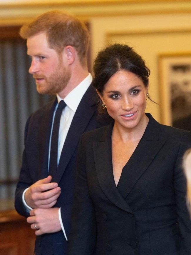 Untuk urusan makeup, Meghan tampil natural dengan riasan minimalis. Sementara itu, hair-do yang bergaya messy bun ikut memancarkan kecantikan alaminya. (Foto: Getty Images)