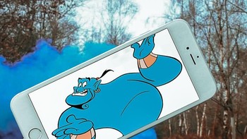 Jin film Aladin disatukan dengan asap biru. Foto: instagram.com/francoisdourlen/