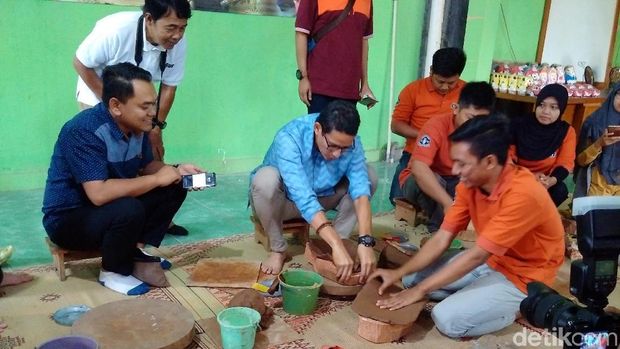 Sandiaga Jajal Bikin Celengan di Sentra Gerabah Kasongan