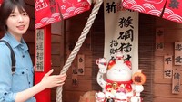 Hyo Jin lanjut berfoto bersama kucing keberuntungan, Maneki Neko. Wah, asyiknya! (Instagram/@hjyang14v)