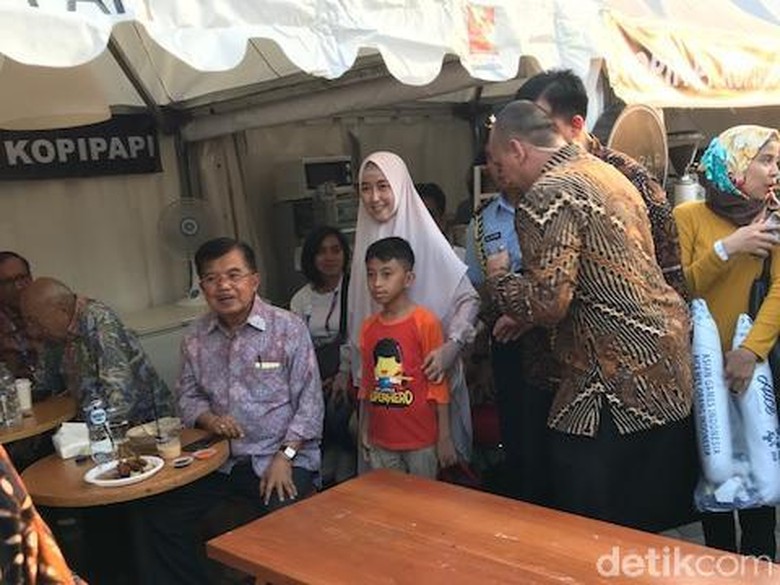Saat JK Jadi Rebutan Foto di Arena Asian Games 2018 Saat JK Jadi Rebutan Foto di Arena Asian Games 2018