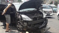 Tampak bemper depan mobil tersebut rusak. Diduga kerusakan itu akibat menabrak separator busway. (Foto: Dok. Satlantas Polres Jakbar)