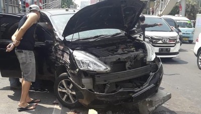 Ringsek, Begini Penampakan Mobil yang Dirusak Massa di Mangga Besar