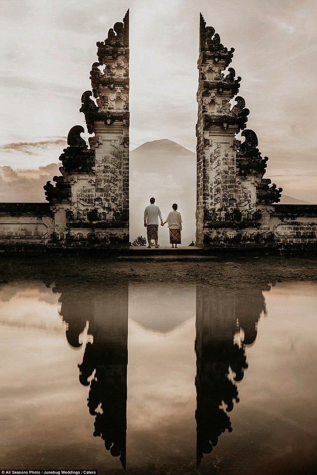 Berkonsep refleksi di air, foto berikut ini pun diambil di Indonesia, tepatnya di Karangasem, Bali. Karya Gary Even dari All Seasons Photo. Foto: Dok. Junebug Weddings/All Seasons Photo