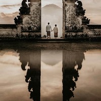 Berkonsep refleksi di air, foto berikut ini pun diambil di Indonesia, tepatnya di Karangasem, Bali. Karya Gary Even dari All Seasons Photo. Foto: Dok. Junebug Weddings/All Seasons Photo