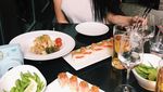 Cantiknya Lana Condor Saat Cicip Tiram hingga Masak Pasta