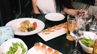 Meski lahir di Vietnam, Lana habiskan masa remajanya di Chicago, Amerika Serikat karena diadopsi. Lana terlihat gemar menyantap makanan Asia termasuk sushi. Foto: Instagram lanacondor