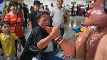 Seorang warga tengah bermain game panco. Foto: Carl Court / Getty Images