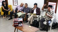 Hadir dalam diskusi tersebut antara lain budayawan Goenawan Mohamad, Usman Hamid, pengacara Meliana Ranto Sibarani dan Yeni Rosa Damayanti.
