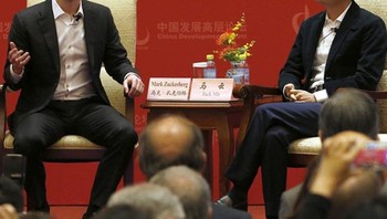 Jack Ma pun jadi terkenal dan kaya raya. Saat ini dia adalah salah satu orang terkaya dunia dengan harta diperkirakan USD 38,7 miliar. Ia pun jadi tokoh penting, terlebih pidatonya selalu inspiratif. Ini saat bersama pendiri Facebook, Mark Zuckerberg. Foto: istimewa