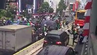 Warga mengejar mobil itu saat terjebak di busway. Beberapa dari mereka memukul mobil tersebut di berbagai bagian. (Foto: Screenshot video viral)