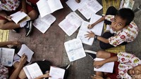 Sejumlah siswa SDN Pasar Baru 11 belajar di Halte Masjid Istiqlal, Jakarta Pusat, Kamis (30/8/2018).