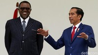Jokowi dan Gottfried berbincang akrab di beranda Istana Bogor.
