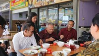 Saat melakukan kunjungan kerja ke Malang, Hanif bersama Menteri PUPR Basuki dan Mendagri Tjahyo Kumolo sempat makan rawon sebagai menu sarapan. Seru ya! Foto: instagram @hanifdhakiri