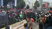 Mobil dirusak massa usai tabrak lari di Halte Mangga Besar (Screenshot video viral)