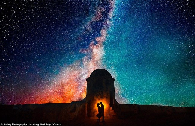 Milky Way indah sebagai latar pasangan yang diambil di Cartagena, Colombia oleh Otto Haring Photography. Foto: Dok. Junebug Weddings/Otto Haring Photography