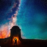 Milky Way indah sebagai latar pasangan yang diambil di Cartagena, Colombia oleh Otto Haring Photography. Foto: Dok. Junebug Weddings/Otto Haring Photography