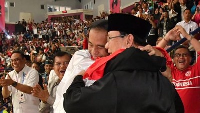 Pelukan Jokowi-Prabowo hingga Maruf-Mahfud di Tahun Politik