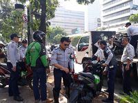 Dishub Angkut Motor Ojol yang Mangkal di Trotoar Sarinah