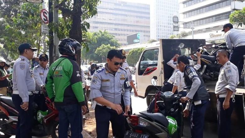 Gegara Usir Ojol Mangkal, Petugas Dishub Dipukuli di Pasar Senen Gegara Usir Ojol Mangkal, Petugas Dishub Dipukuli di Pasar Senen