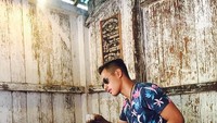 Tidak perlu ke gerai kopi atau kafe mewah, cukup ngopi di warung kopi sederhana sudah menjadi pilihan Hanifan disela-sela waktu luangnya. Foto: Instagram @hanifan_yk