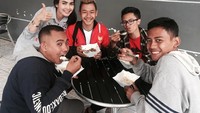 Tidak hanya buah durian saja, ternyata Hanifan juga gemar menyantap sop buah durian yang dingin, segar, dan tetap legit. Benar-benar penggemar durian sejati, ya?  Foto: Instagram @hanifan_yk
