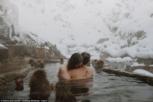 Foto yang terasa hangat karya Helena dan Laurent Martin. Diambil di pemandian air panas di Nagano, Jepang. Foto: Dok. Junebug Weddings/Helena and Laurent Martin