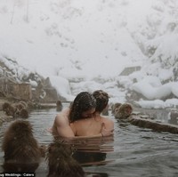 Foto yang terasa hangat karya Helena dan Laurent Martin. Diambil di pemandian air panas di Nagano, Jepang. Foto: Dok. Junebug Weddings/Helena and Laurent Martin