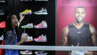 Mereka memburu sepatu sport.