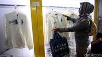 Mulai dari pakaian seperti jaket hingga kaus.