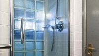 Tersedia pula shower yang nyaman buat traveler mandi. Perlu renovasi besar-besaran untuk bisa membuat bangunan ini berfungsi kembali. (dok. Jersey Heritage)