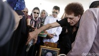 Sebelumnya beredar kabar bahwa Faldy akan dimakamkan menunggu Rini S Bono tiba dari luar negeri, namun hal itu urung dilakukan. Pool/Palevi S/detikFoto.