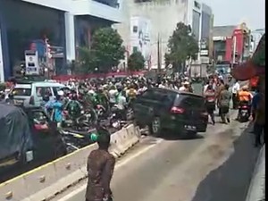 Detik-detik Mobil Dirusak Massa di Halte Mangga Besar
