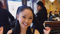 Di ulang tahunnya yang ke-21, Lana pilih melahap sajian favoritnya. Siapa sangka pemeran Lara Jean Covey ini sangat suka tiram! Foto: Instagram lanacondor