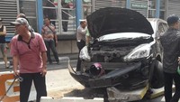 Mobil ini dirusak massa karena kabur usai menabrak pemotor. Sopir mobil bernama Franky mencoba kabur lewat jalur TransJakarta (busway) (Foto: Dok. Satlantas Polres Jakbar)