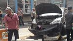 Ringsek, Begini Penampakan Mobil yang Dirusak Massa di Mangga Besar