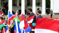 Bendera Indonesia dan Namibia dikibarkan untuk menyambut kedatangan Gottfried .