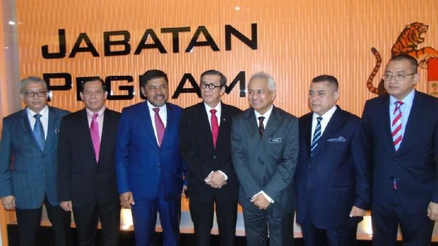 Yasonna dalam kunjungan kerjanya ke Malaysia dan bertemu dengan mitra kerjanya di pemerintahan Malaysia