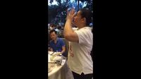 Unik! Pelayan Ini Sajikan Ayam Sambil Berjoget Lincah