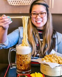 Sluurp! Segarnya 'Beer Ramen' Tanpa Alkohol yang Lagi Hits