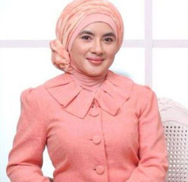 Sering terlihat memakai jenis turban langsung, Nicke juga pernah tampil dengan gaya turban yang dibuat dari scarf. Dia tampil serba pink untuk sebuah pemotretan. Foto: Dok. Pertamina, Facebook