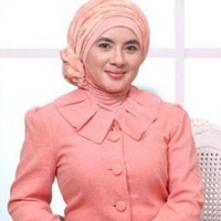 Sering terlihat memakai jenis turban langsung, Nicke juga pernah tampil dengan gaya turban yang dibuat dari scarf. Dia tampil serba pink untuk sebuah pemotretan. Foto: Dok. Pertamina, Facebook