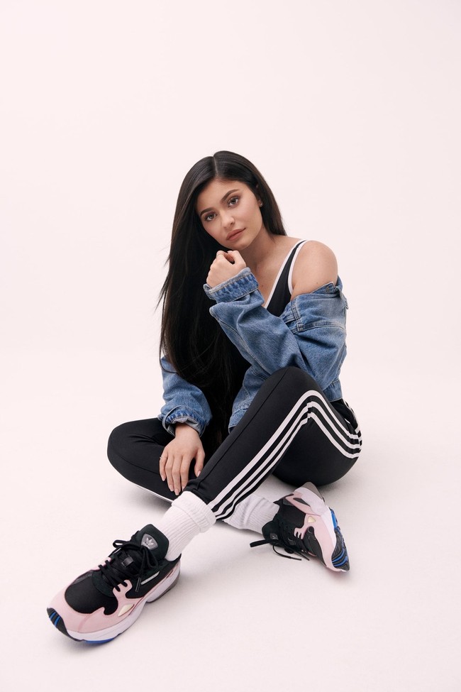 Kylie Jenner secara mengejutkan mengumumkan dirinya telah bergabung dengan Adidas. Lewat sebuah unggahan di Instagram Stories, Kylie menyatakan dirinya sebagai brand ambassador Adidas.  Foto: Instagram