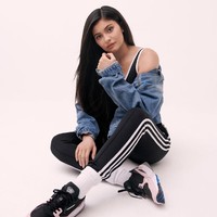 Kylie Jenner secara mengejutkan mengumumkan dirinya telah bergabung dengan Adidas. Lewat sebuah unggahan di Instagram Stories, Kylie menyatakan dirinya sebagai brand ambassador Adidas.  Foto: Instagram