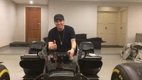 Mulai dari mobil F1 hingga mobil mewah lainnya pernah dijajal Faldy semasa hidupnya. Dok. Instagram/albarfaldy