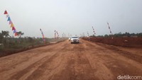 Menjelang petang bahkan lebih ekstrem lagi. Penerangan di jalur tersebut masih sangat minim. Perlu kehati-hatian yang tinggi saat melewati jalur tersebut. Salah-salah, kendaraan bisa keluar jalur utama dan hingga terjadi hal-hal yang tidak diinginkan.