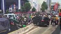 Mobil itu tersangkut usai menabrak separator busway. (Foto: Screenshot video viral)