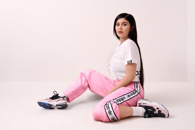 Kemarahan suami Kim Kardashian itu sempat terlontar lewat Twitter. 1000% tak akan ada Kylie Puma atau lainnya. Dia adalah keluargaku! 1000% Kylie adalah tim Yeezy!!! kicau Kanye. Ia lalu menambahkan, Puma kami akan memberikan jutaan dollarmu kembali!!! Jangan pernah mencoba untuk memisahkan keluarga ini!!! Foto: Instagram