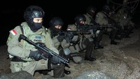 Pasukan khusus TNI AL mengintai lokasi yang dijadikan kelompok separatis untuk menyandera warga. Istimewa/Dispen Kormar.